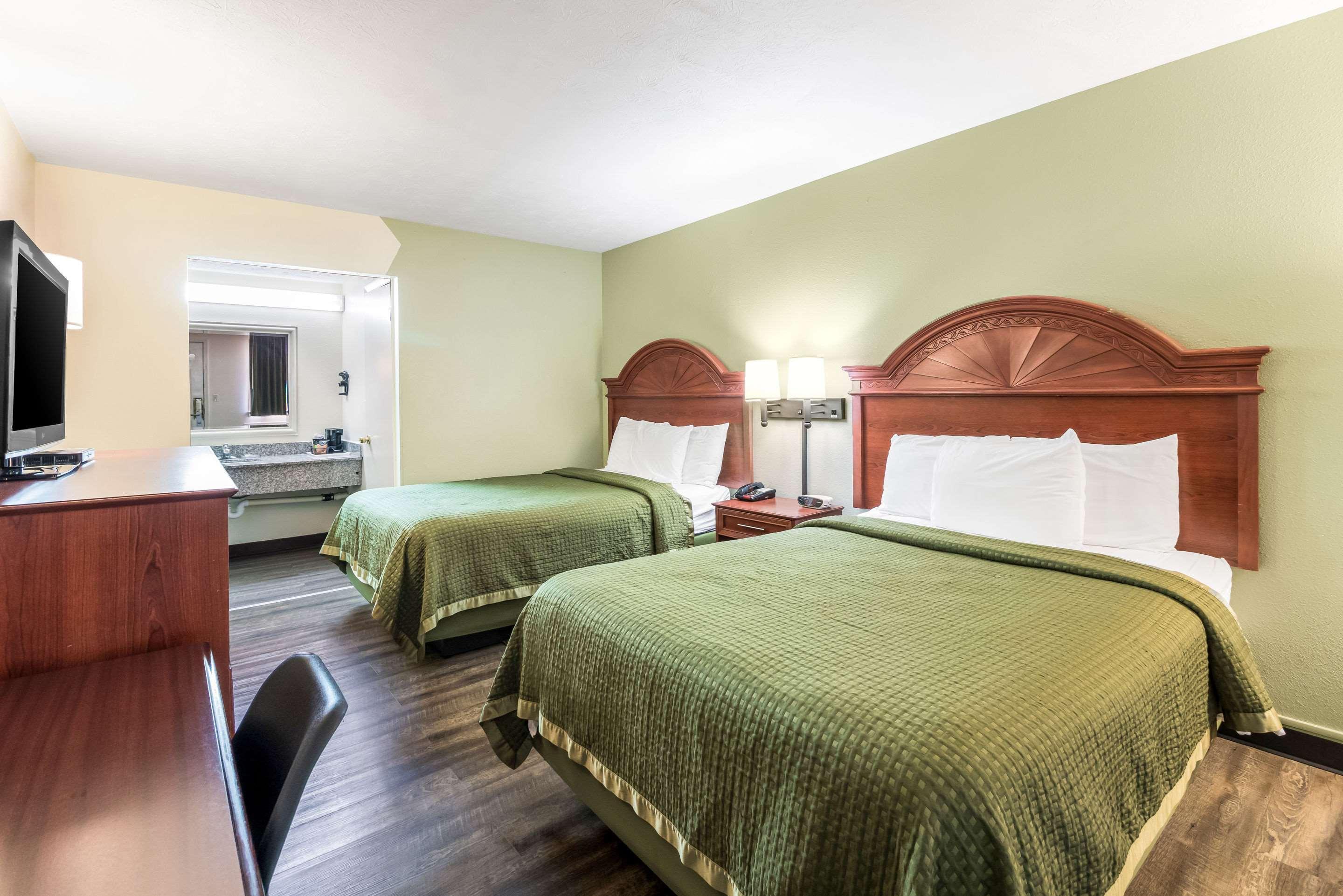 Rodeway Inn Cadiz Buitenkant foto